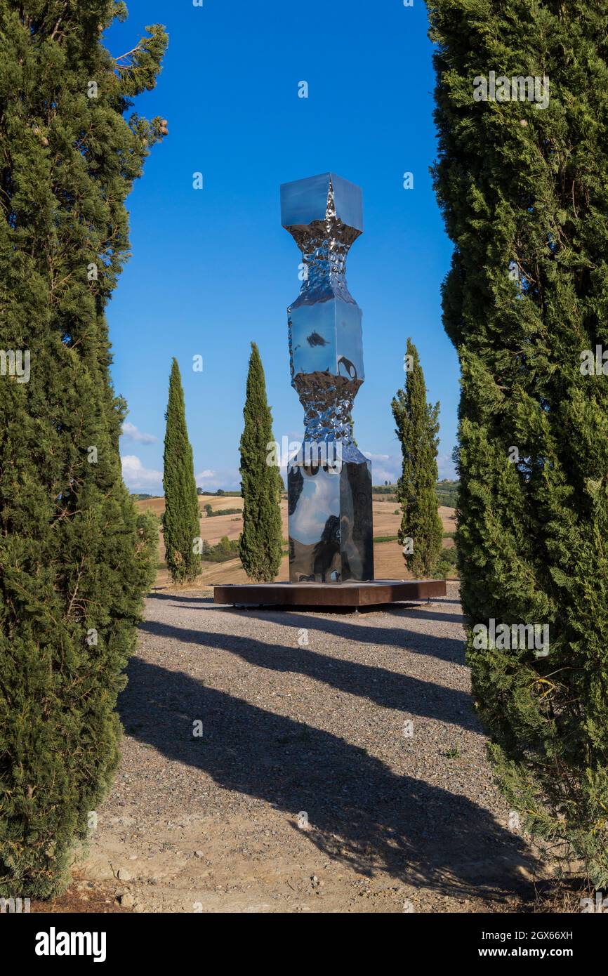 Colonna ionica di Helidon Xhixha tra i cipressi a i Cipressi di San Quirico d'Orcia, San Quirico d'Orcia, nei pressi di Pienza, Toscana, Italia nel mese di settembre Foto Stock