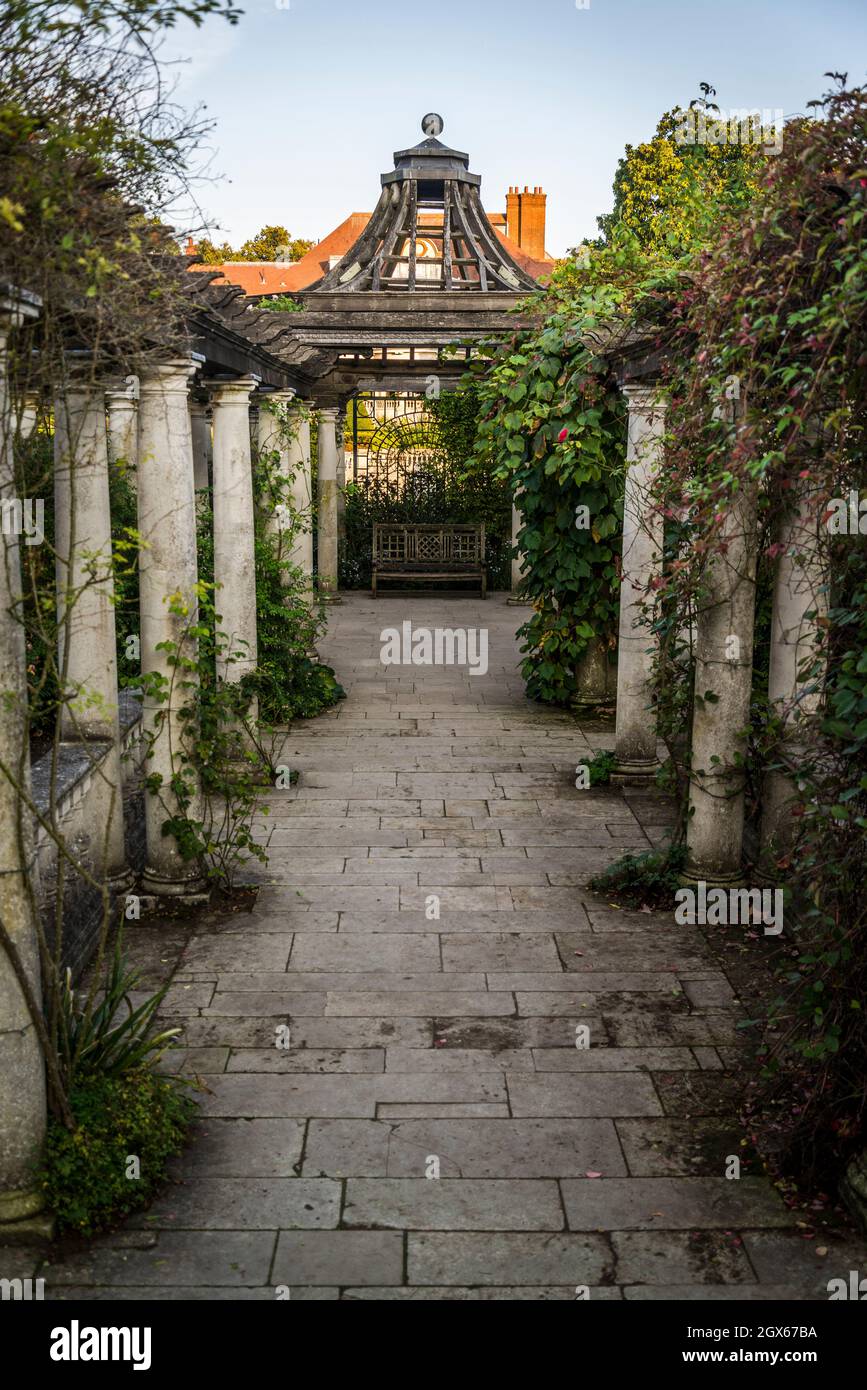 Hampstead Pergola e Hill Gardens, una stravagante costruzione edoardiana, una passerella sopraelevata, coltivata a viti, acquistata nel 1904 da Lord Leverhulm Foto Stock