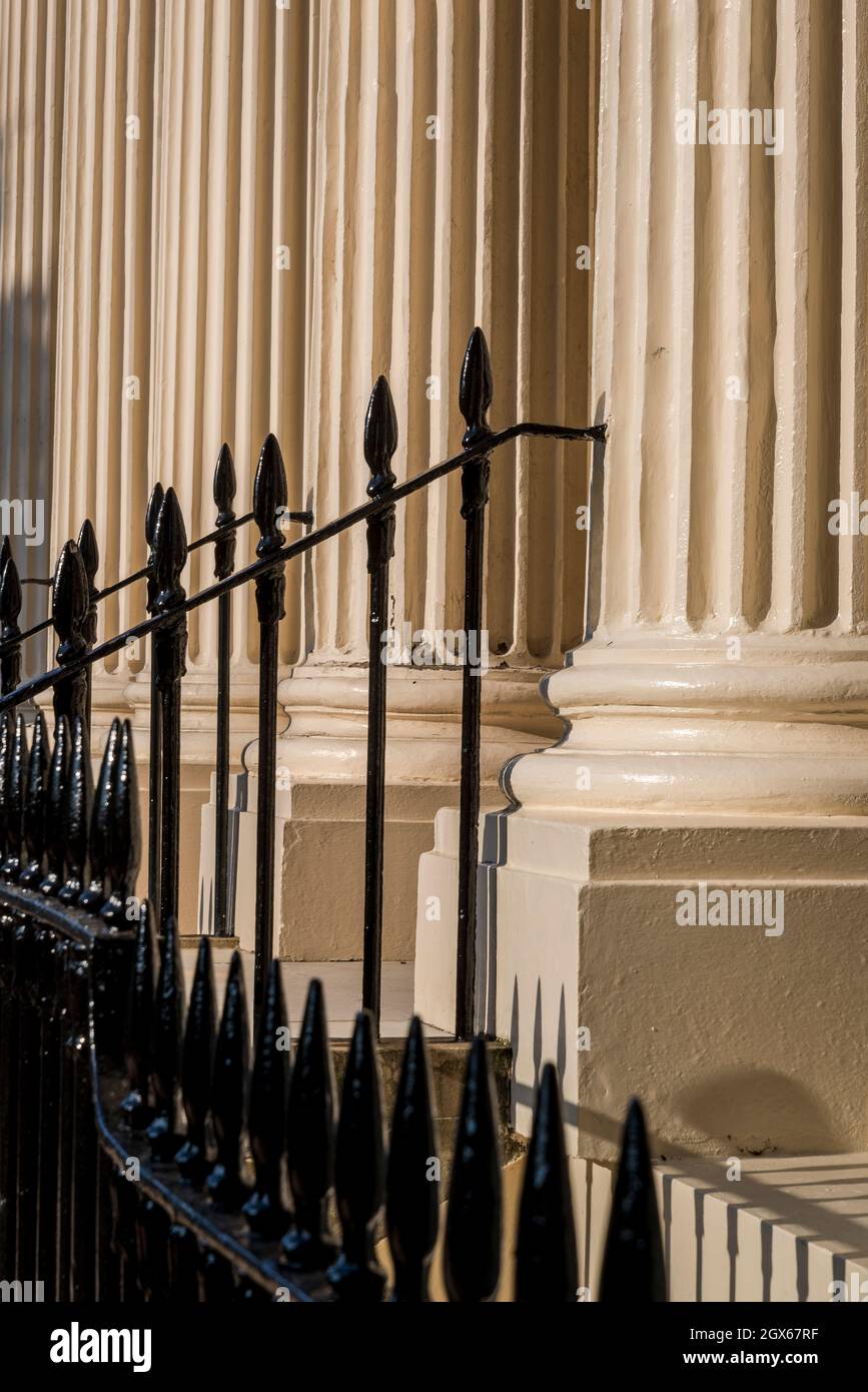 Particolare del portico in stile neoclassico con colonne corinzie scanalate e ringhiere nere, Chester Terrace, Marylebone, Londra, Inghilterra, REGNO UNITO Foto Stock