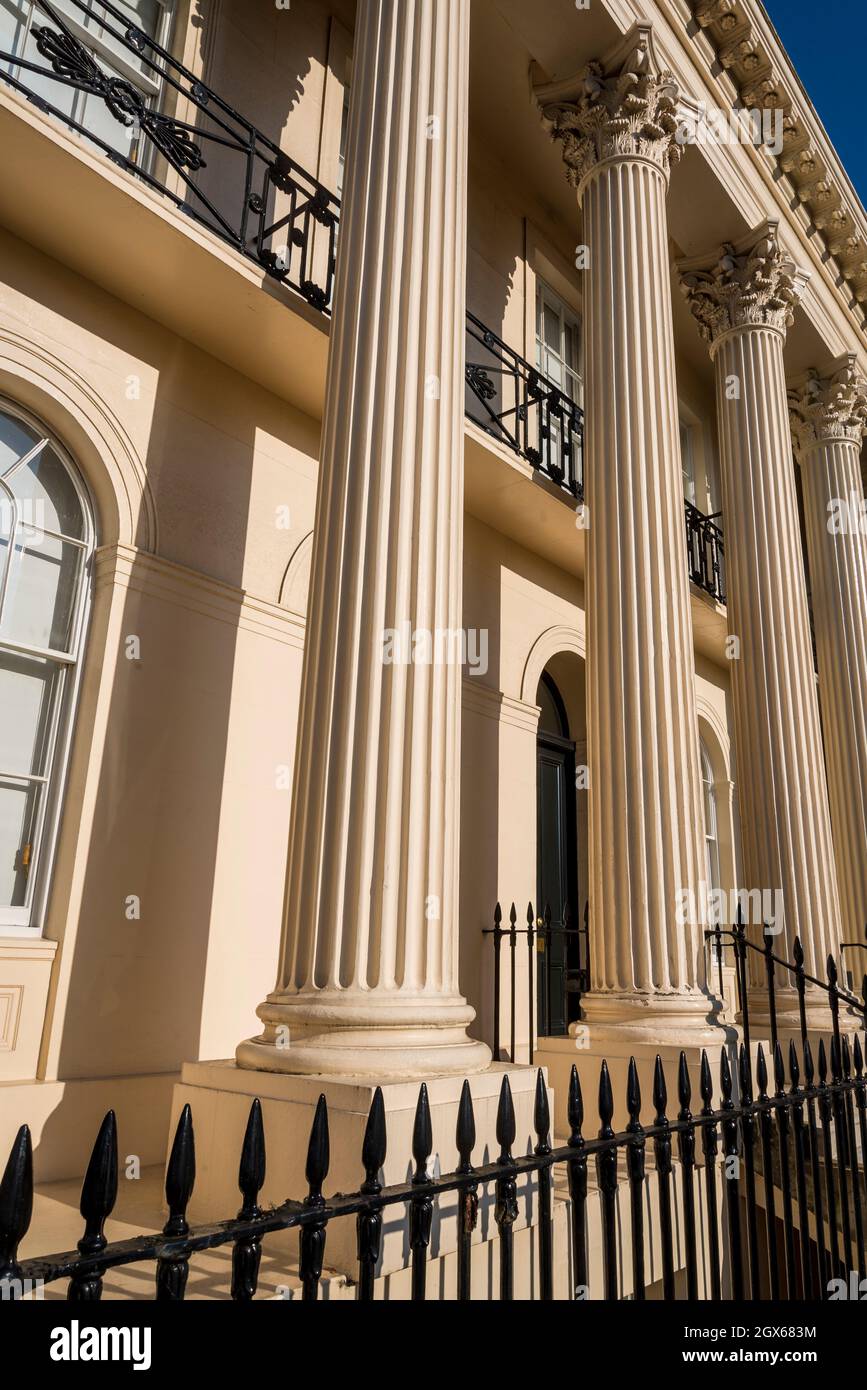 Particolare del portico in stile neoclassico con colonne corinzie scanalate e ringhiere nere, Chester Terrace, Marylebone, Londra, Inghilterra, REGNO UNITO Foto Stock