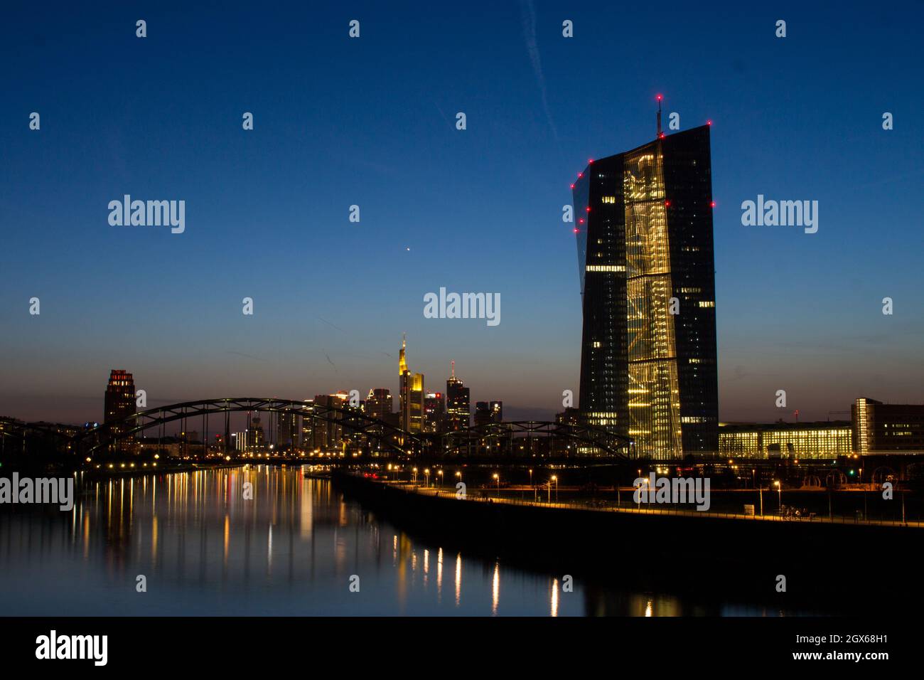 Città illuminata di Francoforte e Torre della Banca Centrale europea (BCE) Foto Stock