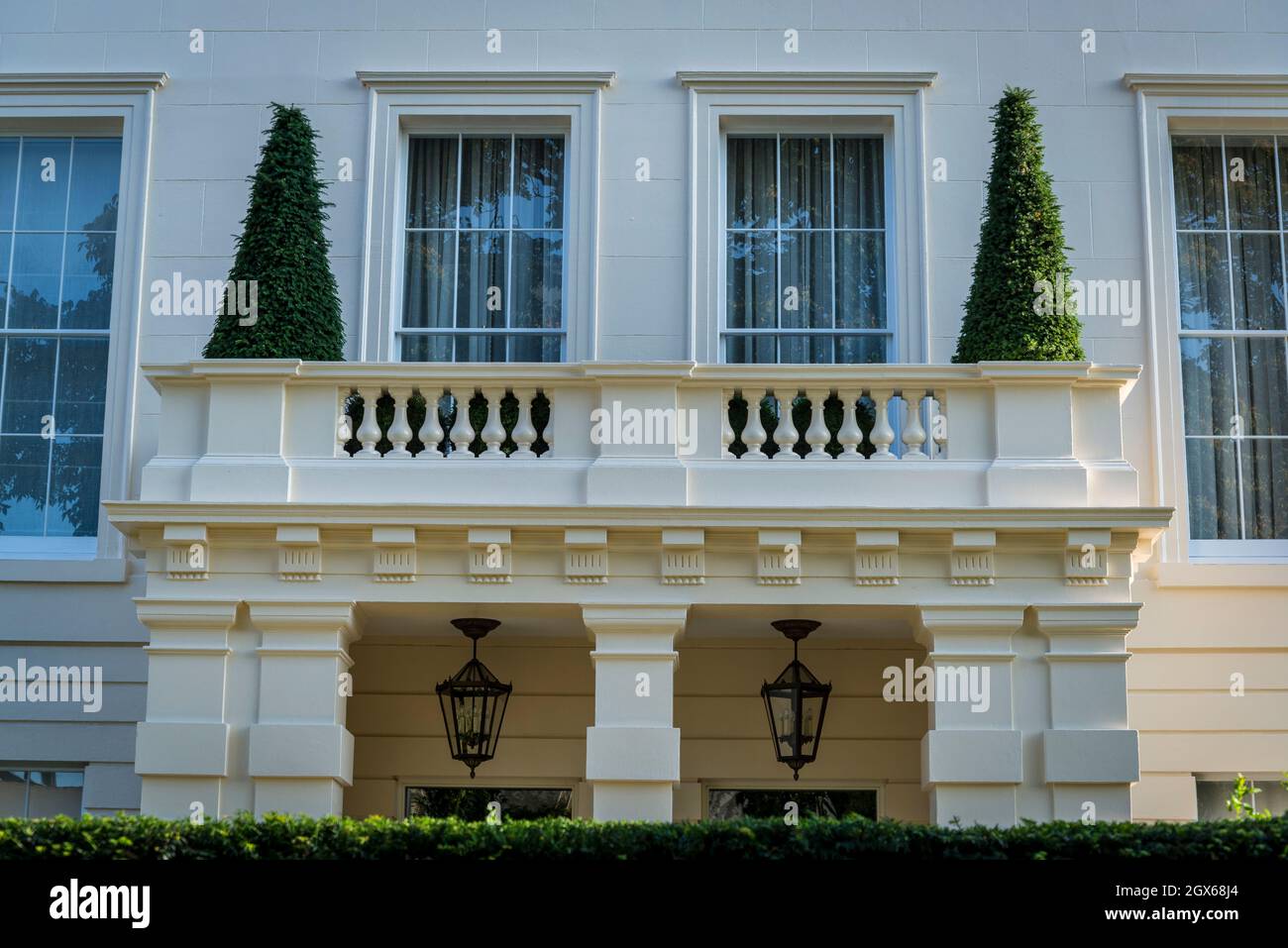 Particolare della facciata georgiana con un balcone, Chester Road, Marylebone, Londra, Inghilterra, REGNO UNITO Foto Stock