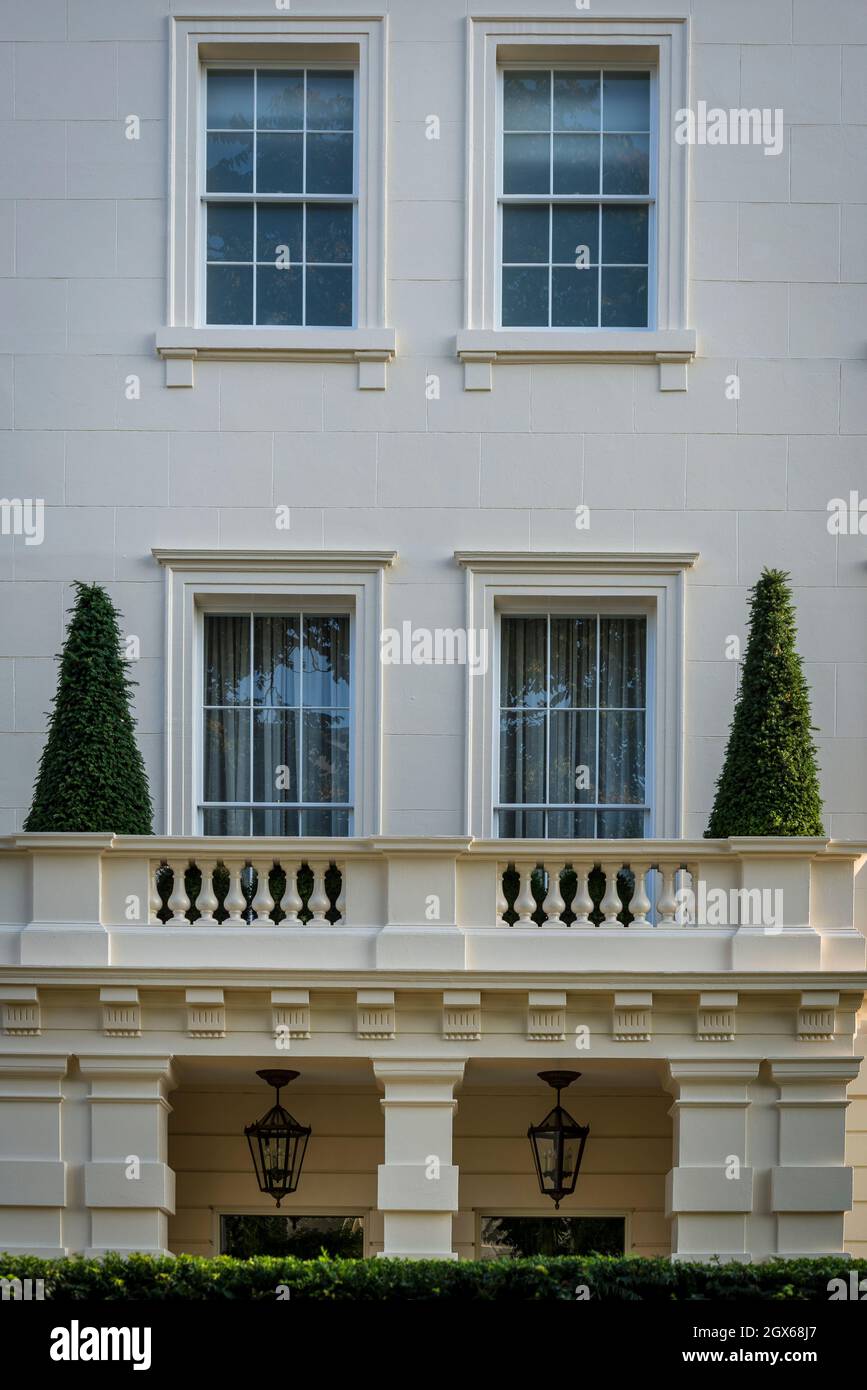 Particolare della facciata georgiana con un balcone, Chester Road, Marylebone, Londra, Inghilterra, REGNO UNITO Foto Stock