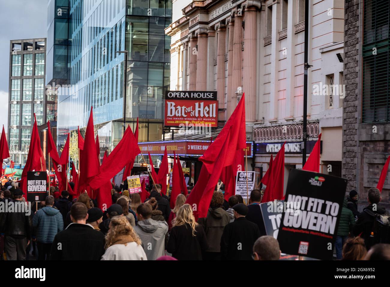 Manchester, Regno Unito. Domenica 3 ottobre, 2021. Marzo e radunarsi per protestare contro il governo e difendere la democrazia all'inizio della Conferenza dei conservatori Foto Stock