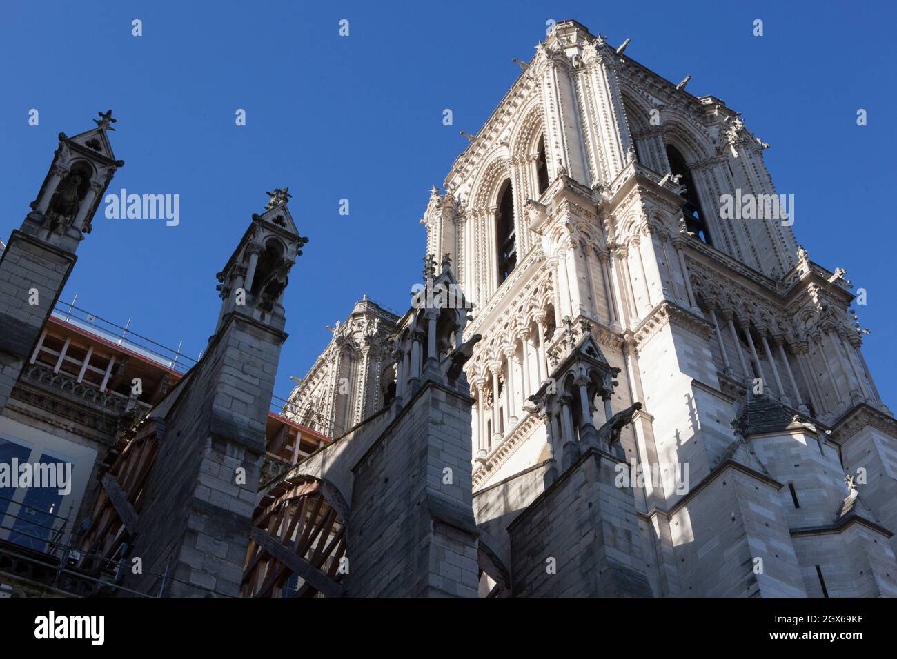 Parigi, Francia, 4 ottobre 2021: La cattedrale di Notre Dame sull'isola di la Cite nel centro di Parigi, in una soleggiata giornata autunnale con cielo azzurro. La cattedrale è in fase di ricostruzione dopo che fu parzialmente distrutta da un incendio nel 2019. Ci vollero fino a novembre 2020 per rendere sicuro l'edificio e ora sono iniziati i lavori di restauro. Il sito è recintato e ponteggi e una gru di circa 80 m di altezza sul sito vicino al fiume Senna. Anna Watson/Alamy Live News Foto Stock