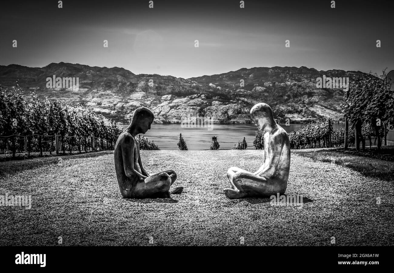Immagine in bianco e nero di due figure sedute alla cantina Mission Hill Kelowna, British Colombia Canada. Nessuna gente. Foto Stock