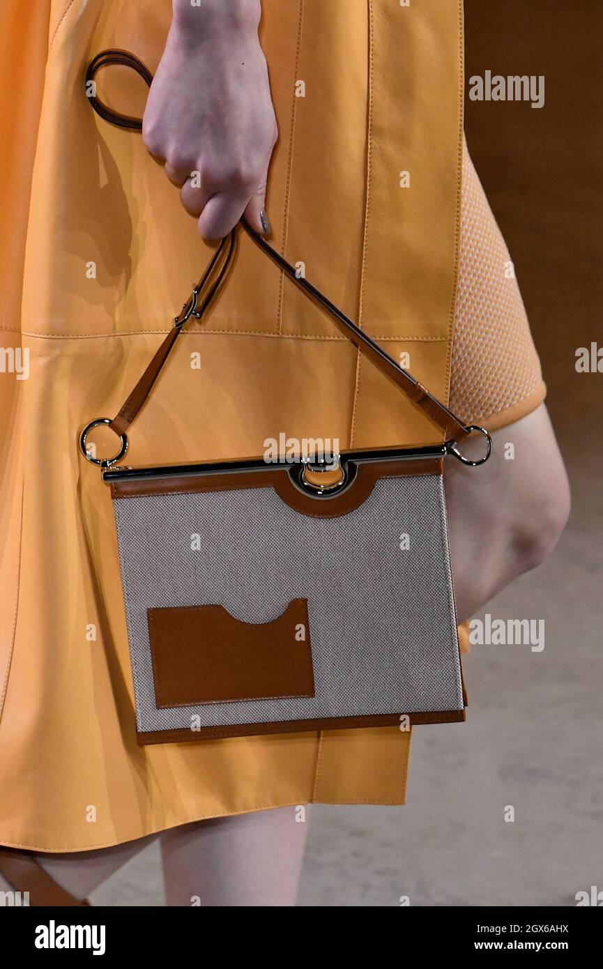 Dettagli, accessori, borse e scarpe sulla pista alla sfilata di moda Hermes  durante la sfilata di moda Primavera/Estate 2022 alla Paris Fashion Week di  Parigi, Francia, il 2 ottobre 2021. (Foto di