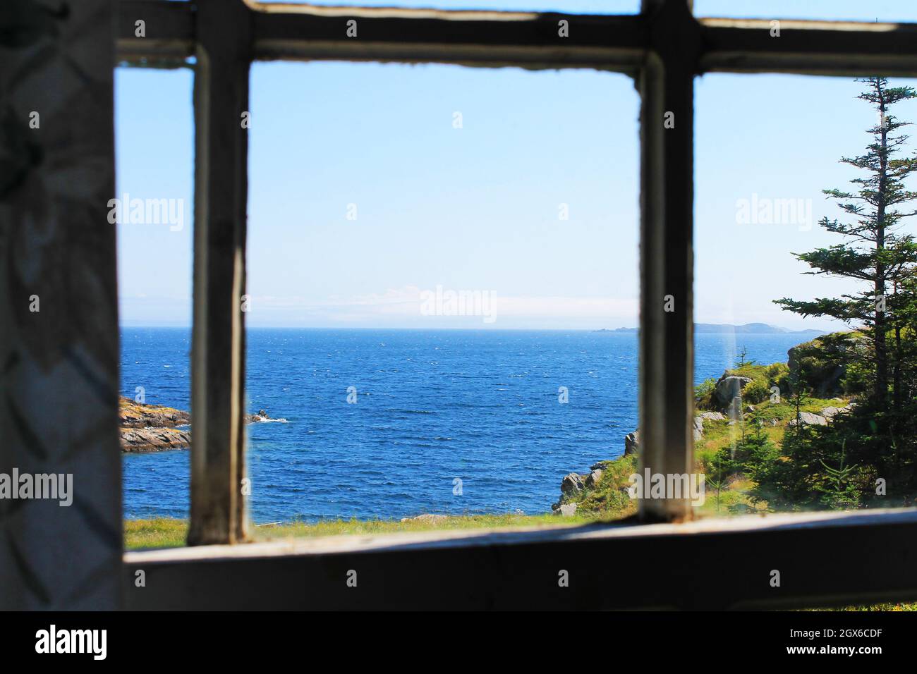 Vista attraverso una finestra della costa e guardando oltre, fuori sopra l'Oceano Atlantico fino all'orizzonte. Foto Stock