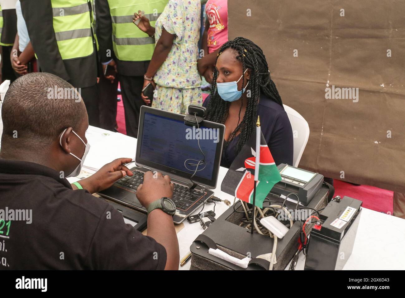 Nakuru, Kenya. 4 ottobre 2021. Un impiegato della Commissione elettorale e confini indipendenti (IEBC) assiste un nuovo elettore durante il lancio ufficiale di un esercizio di registrazione di massa nazionale a Nakuru.The Kenya l'esercizio di registrazione di massa nazionale degli elettori è stato lanciato oggi a Nakuru City. La Commissione elettorale indipendente e confini mira a registrare 4.5 milioni di nuovi elettori. Credit: SOPA Images Limited/Alamy Live News Foto Stock