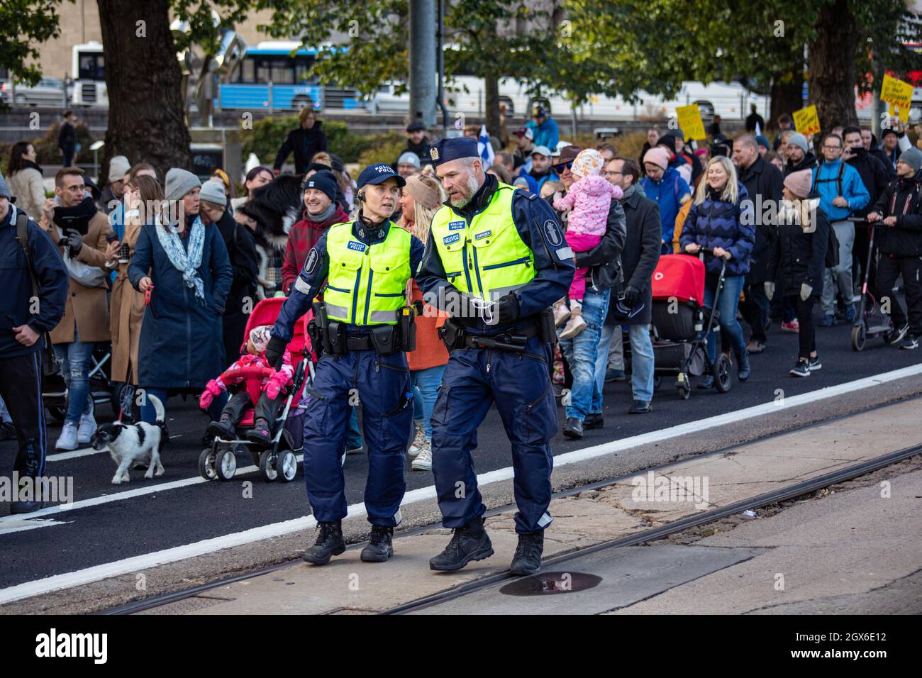 Ufficiali di polizia a dimostrazione contro le vaccinazioni da coronavirus a Helsinki, Finlandia Foto Stock