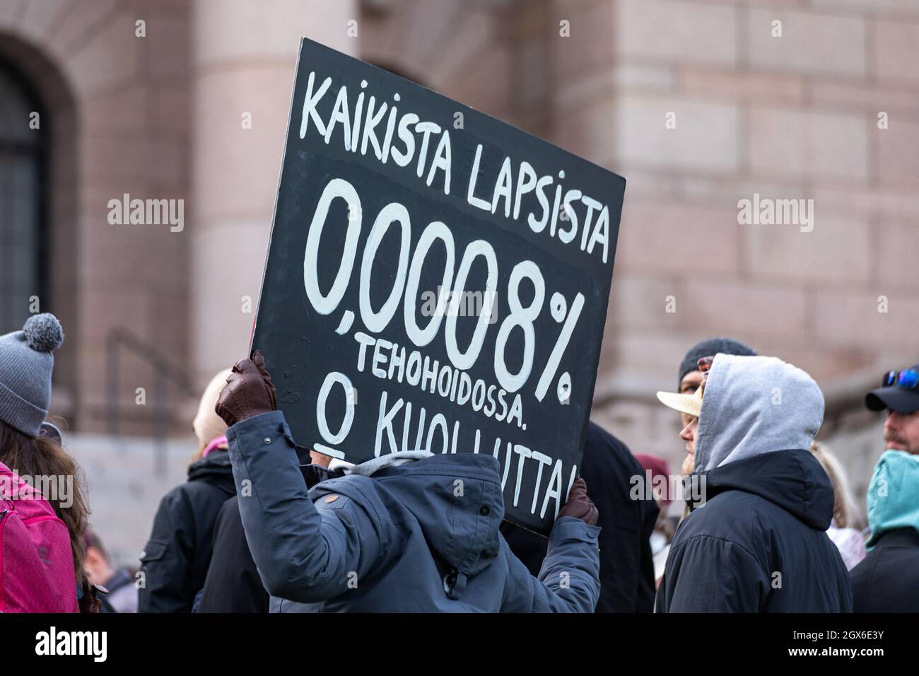Dimostrazione contro i passaporti dei vaccini e i baraccopoli Covid per i bambini davanti al Parlamento europeo di Helsinki, Finlandia Foto Stock