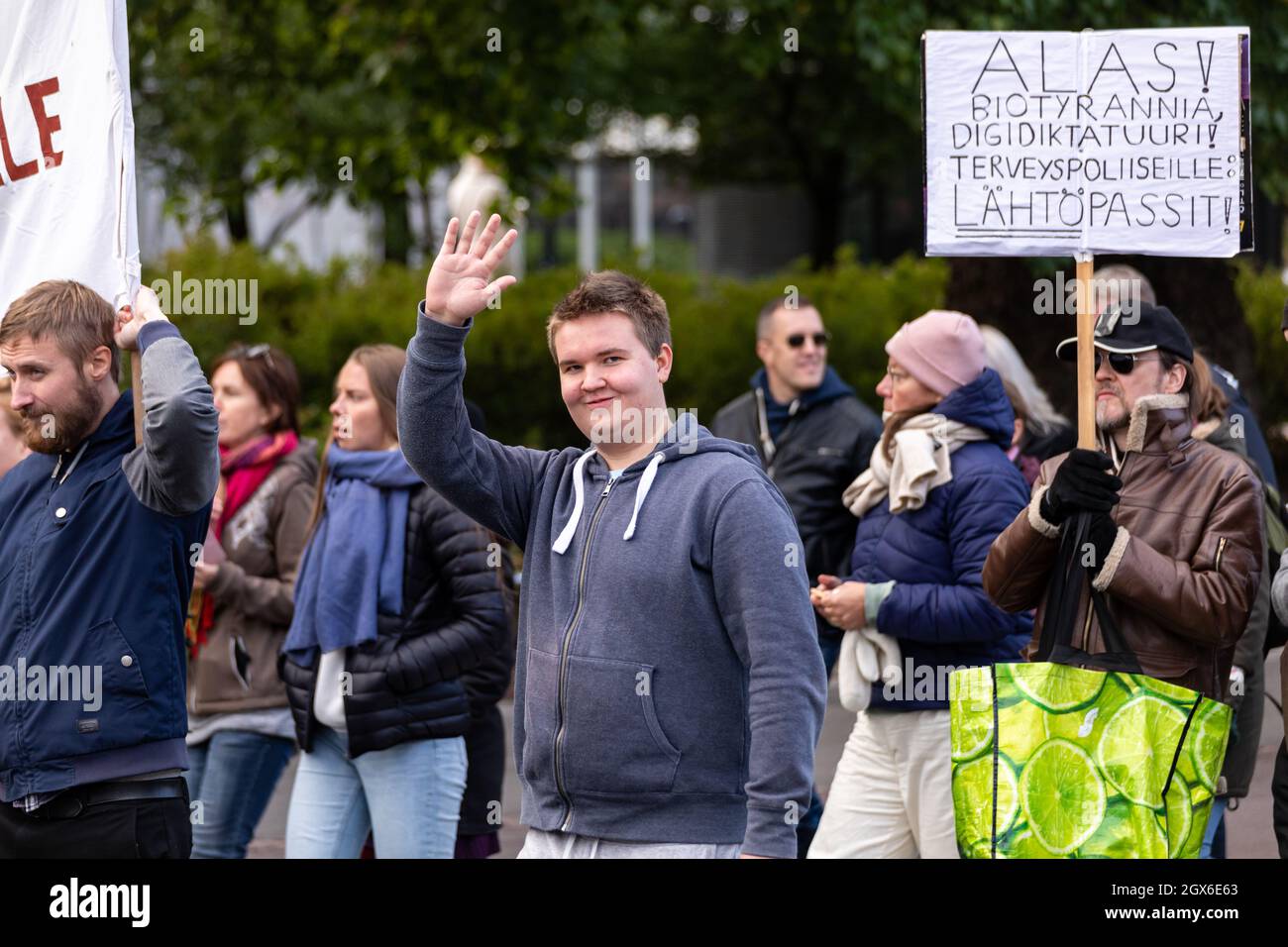 Le persone che si marciano a dimostrazione contro la vaccinazione dei bambini e l'introduzione dei passaporti di Covid a Helsinki, Finlandia Foto Stock