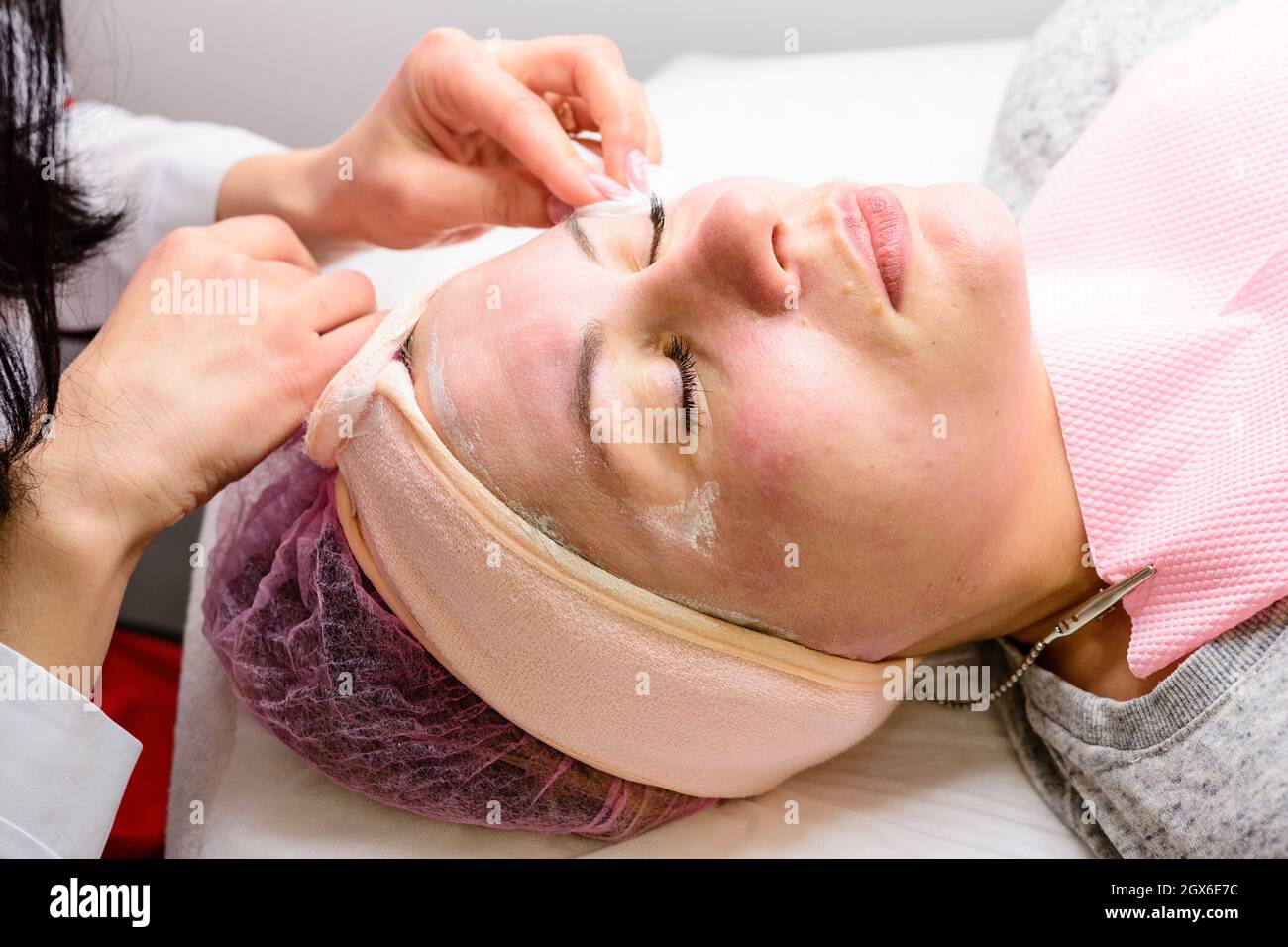 Crio-maschera di rossore, ringiovanimento della pelle e procedura di restauro, pulizia e restringimento dei pori. Nuovo Foto Stock