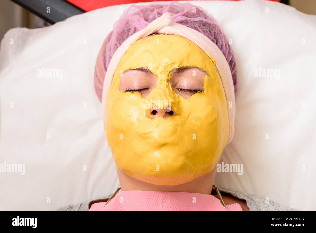 La maschera d'oro copre tutto il viso tranne gli occhi, una maschera per  ripristinare, idratare e ringiovanire la pelle. Nuovo Foto stock - Alamy