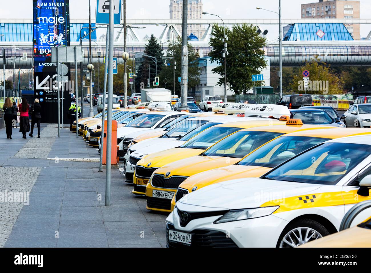 Mosca, Russia - 4 ottobre 2021: Parcheggio taxi sulla strada vicino a Mosca City. Foto Stock