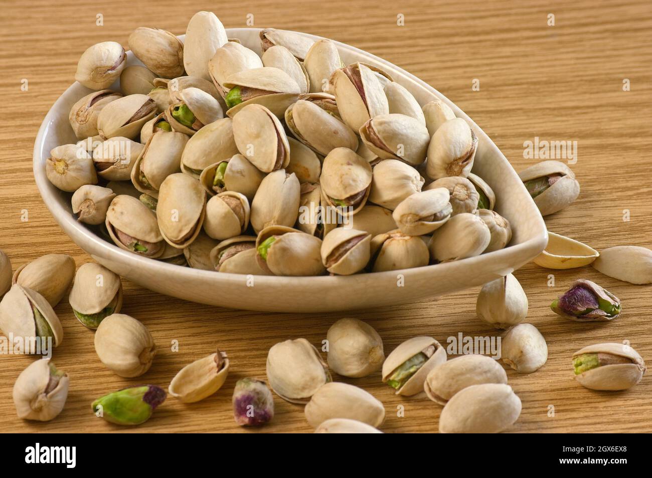 Fotografia orizzontale con un contenitore pieno di pistacchi. Fotografia orizzontale con un contenitore pieno di pistacchi. Foto Stock