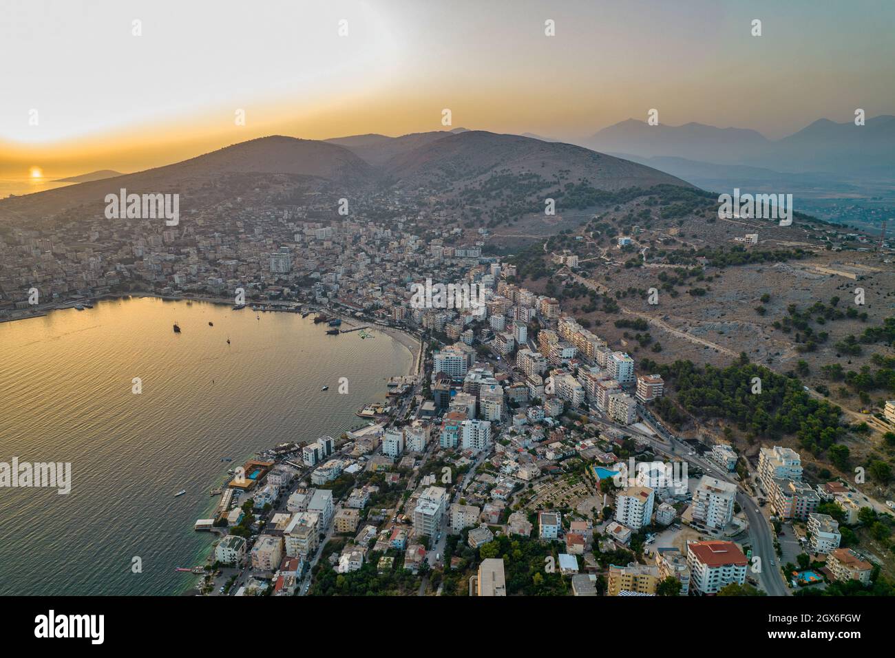 Vista aerea al tramonto della città di Saranda e del porto in Albania. Foto Stock