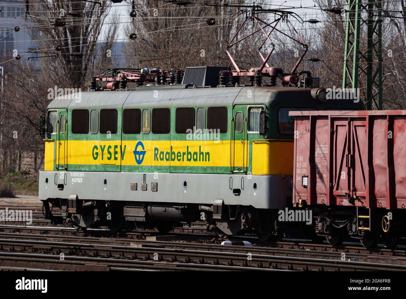 Budapest, Ungheria - 13 marzo 2021: Trasporto ferroviario internazionale. Carro ferroviario per il trasporto merci alla stazione ferroviaria. Trasporto e spedizione globale. Foto Stock