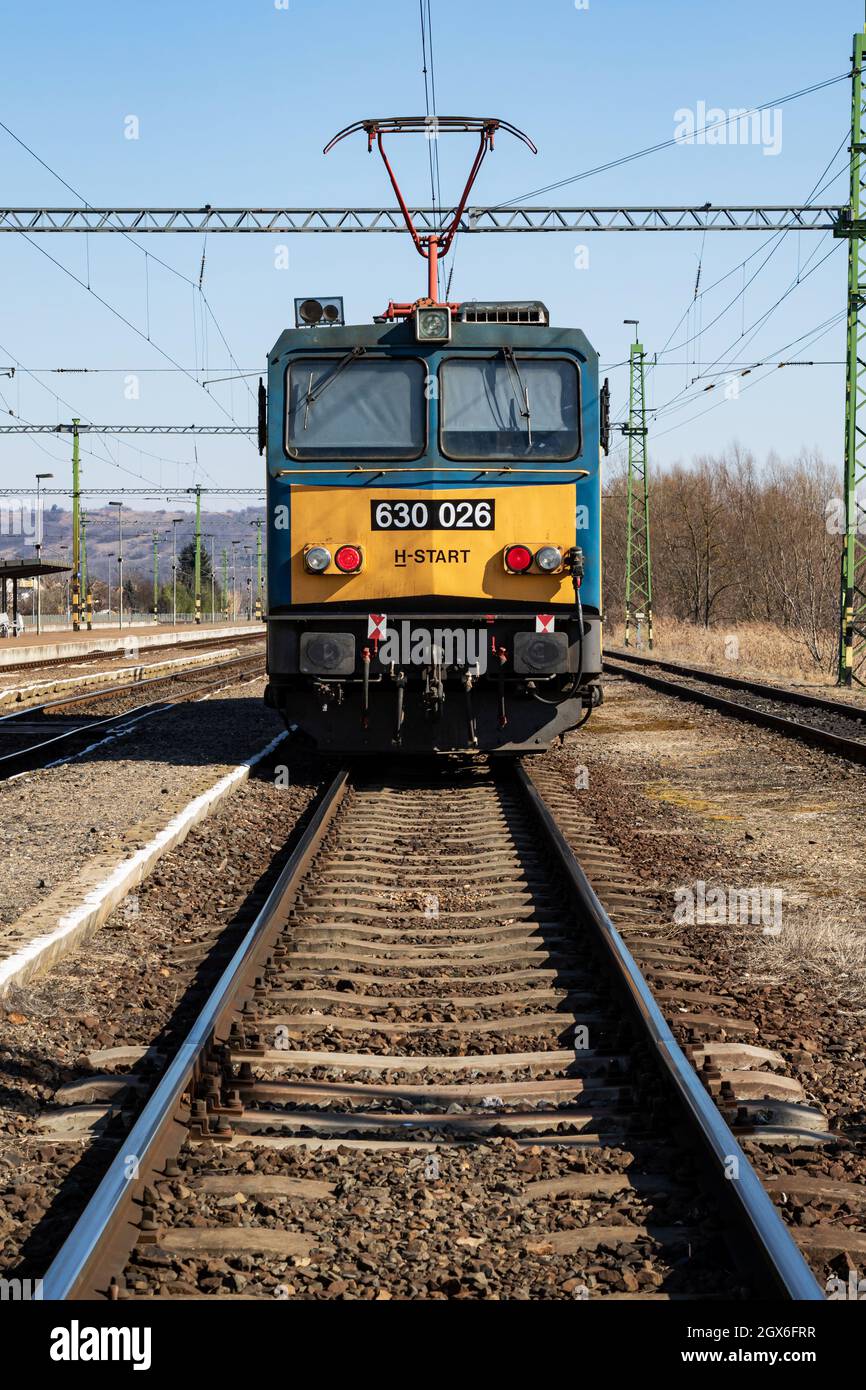 Zalaszentivan, Ungheria - 7 marzo 2021: Treno locomotore alla stazione ferroviaria. Trasporto internazionale. Trasporto globale. Trasporto merci. Ferrovie i Foto Stock