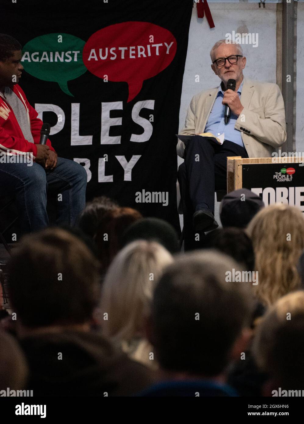 L'ex leader del lavoro Jeremy Corbyn si rivolge a una tenda impaccata durante l'incontro dell'assemblea dei popoli a Machester Piccadilly . I conservatori tengono il loro confernce in città tra il 3 e il 6 ottobre. Carta di credito per immagini. Garyroberts/worldwidefeatures.com Foto Stock