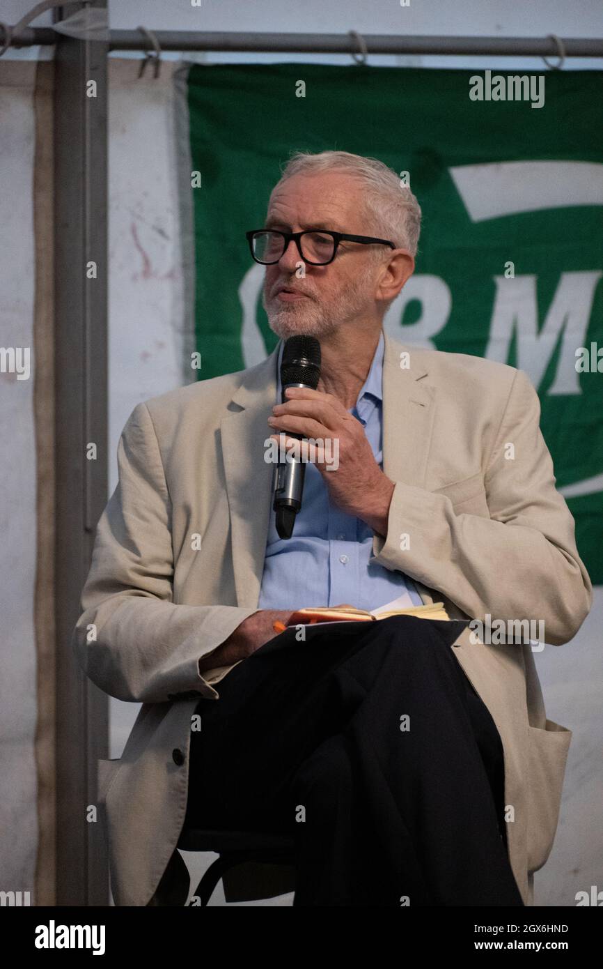 L'ex leader del lavoro Jeremy Corbyn si rivolge a una tenda impaccata durante l'incontro dell'assemblea dei popoli a Machester Piccadilly . I conservatori tengono il loro confernce in città tra il 3 e il 6 ottobre. Carta di credito per immagini. Garyroberts/worldwidefeatures.com Foto Stock