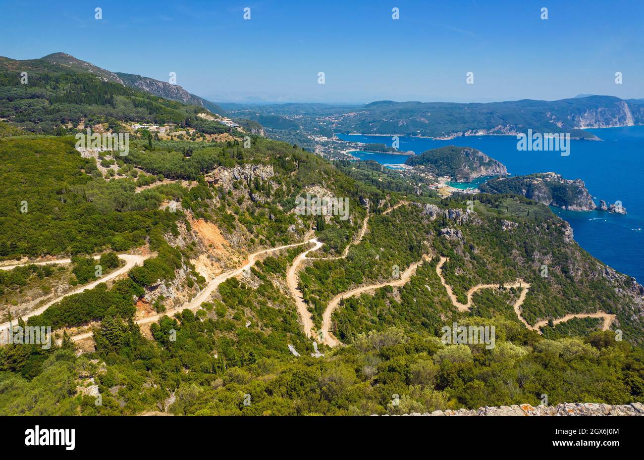 Vista aerea del drone sul parco di rocce di Chloes e Palaiokastritsa da Angelocastro. Angelokastro o Castello degli Angeli è un castello bizantino sull'isola o Foto Stock