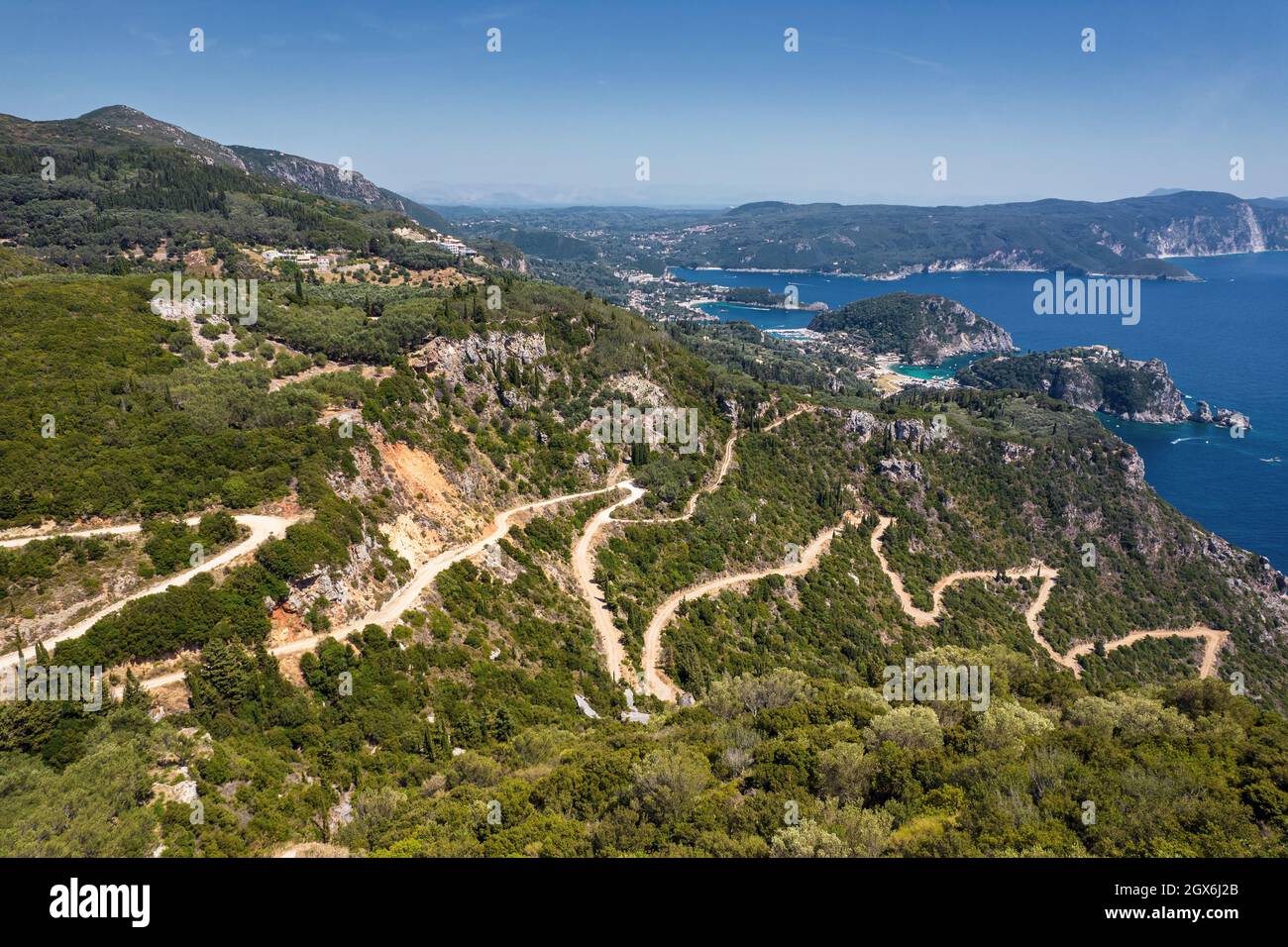 Vista aerea del drone sul parco di rocce di Chloes e Palaiokastritsa da Angelocastro. Angelokastro o Castello degli Angeli è un castello bizantino sull'isola o Foto Stock