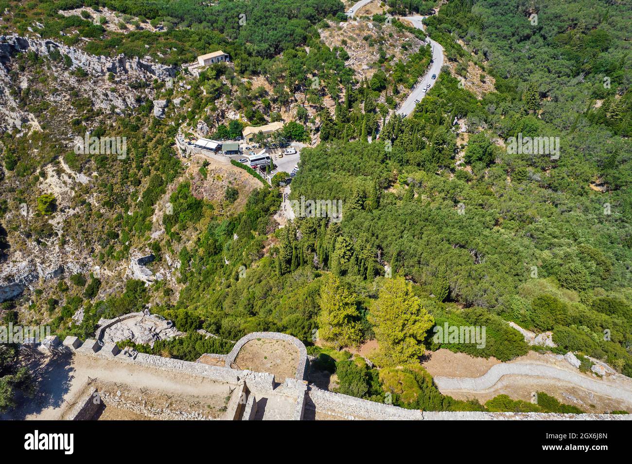 Video di drone aereo di vista su Angelokastro o Castello degli Angeli, un castello bizantino sull'isola di Corfù, Grecia. Foto Stock