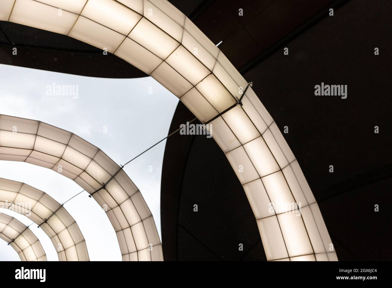 Coal Drops Yard, Londra, Regno Unito. 4 ottobre 2021. L'installazione di luci 'Giardino illuminato' a Coal Drops Yard, parte del Kings Cross Design District. L'innovativo design modulare riutilizzabile dell'installazione è stato realizzato da progettisti industriali Studio Mieker Meijer e utilizza cornici spaziali per creare cornici circolari. Credit: Imagplotter/Alamy Live News Foto Stock