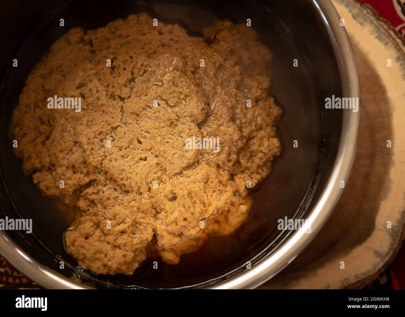 Seitan di carne vegana fatto con glutine vitale di frumento, erbe e spezie in brodo di soia Foto Stock