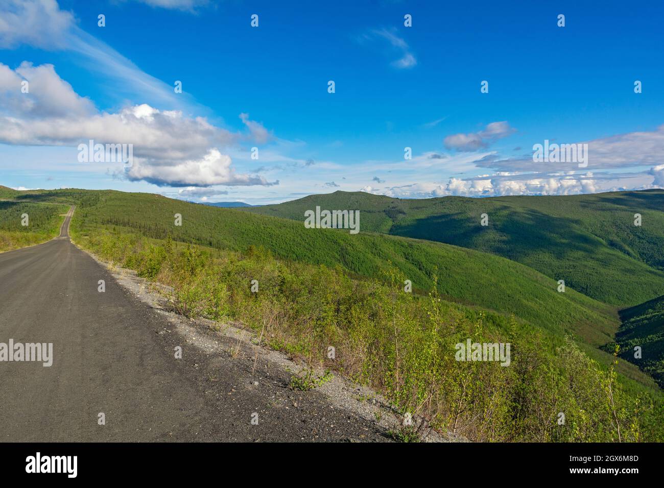Canada, Yukon Territory, Top of the World Highway (nota anche come Yukon Hwy 9), 79 miglia. Principalmente strada ghiaia collega West Dawson con l'Alaska Foto Stock