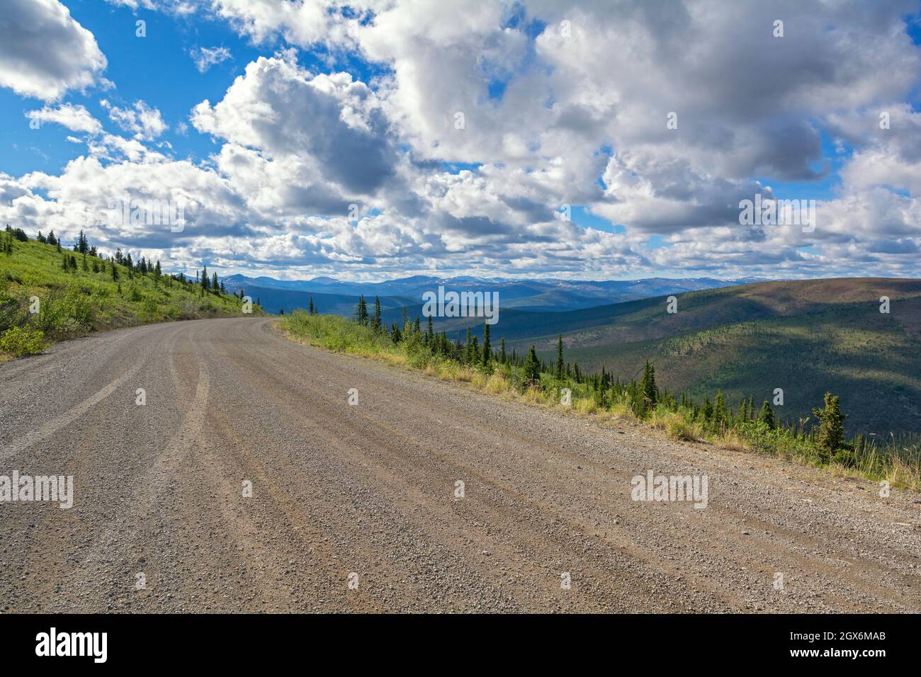 Canada, Yukon Territory, Top of the World Highway (nota anche come Yukon Hwy 9), 79 miglia. Principalmente strada ghiaia collega West Dawson con l'Alaska Foto Stock