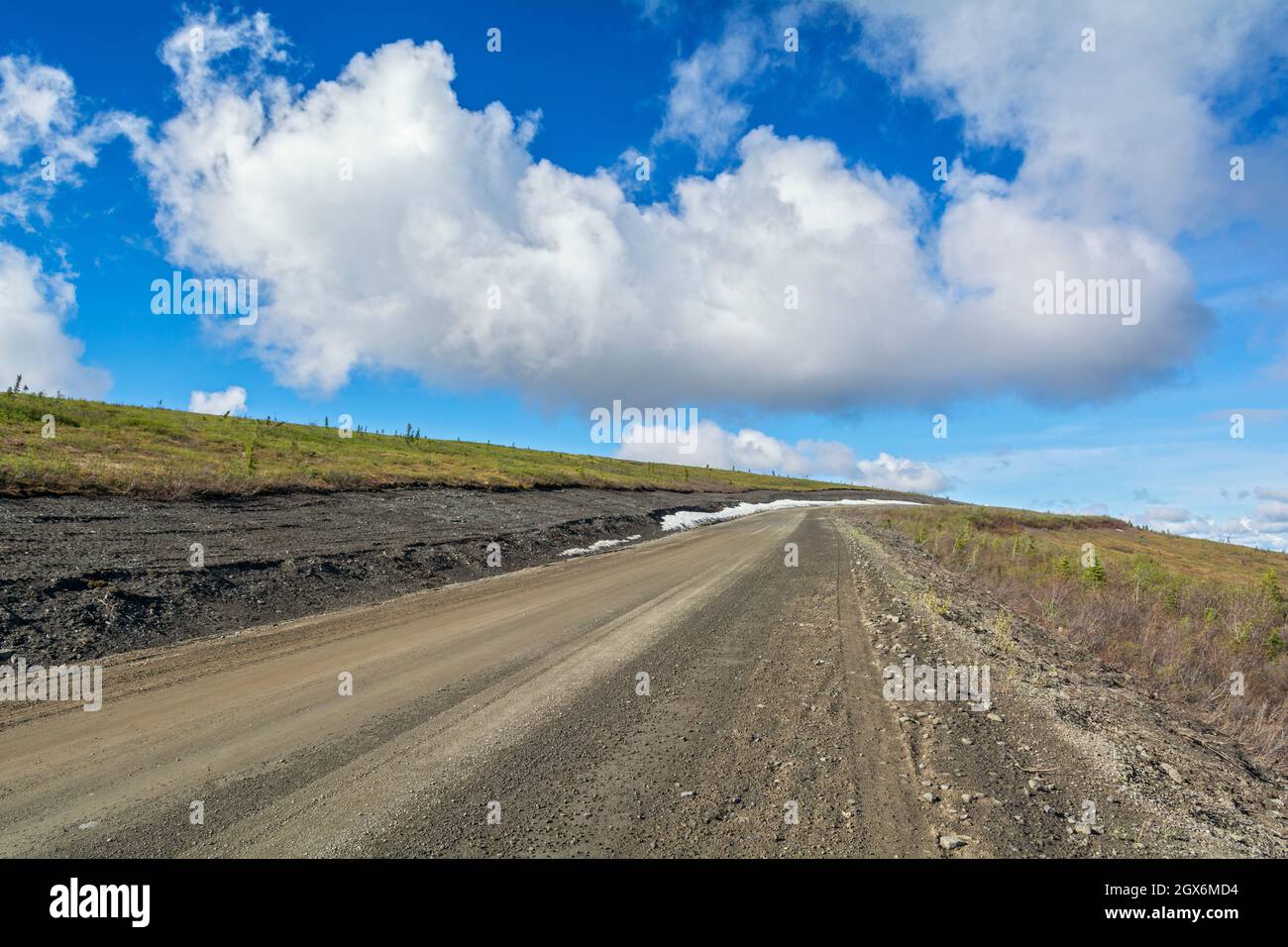 Canada, Yukon Territory, Top of the World Highway (nota anche come Yukon Hwy 9), 79 miglia. Principalmente strada ghiaia collega West Dawson con l'Alaska Foto Stock