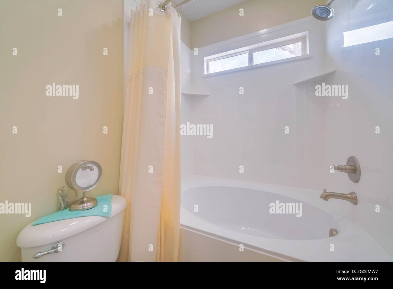 Immagine di un bagno con lavandino bianco e specchio. Foto Stock