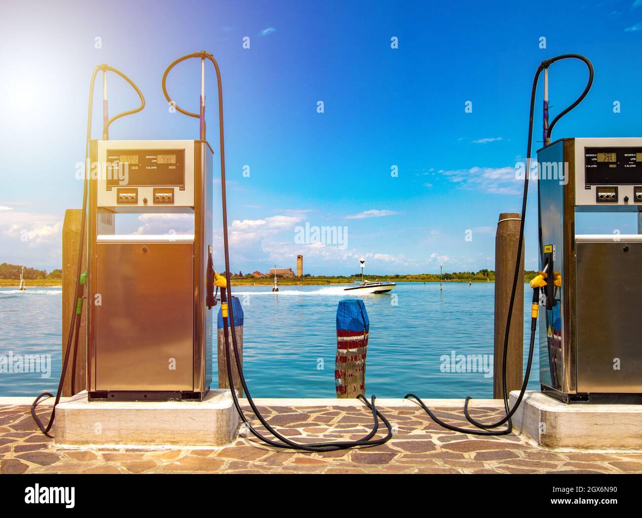 Stazione di benzina per imbarcazioni, stazione di rifornimento per motori marini Foto Stock