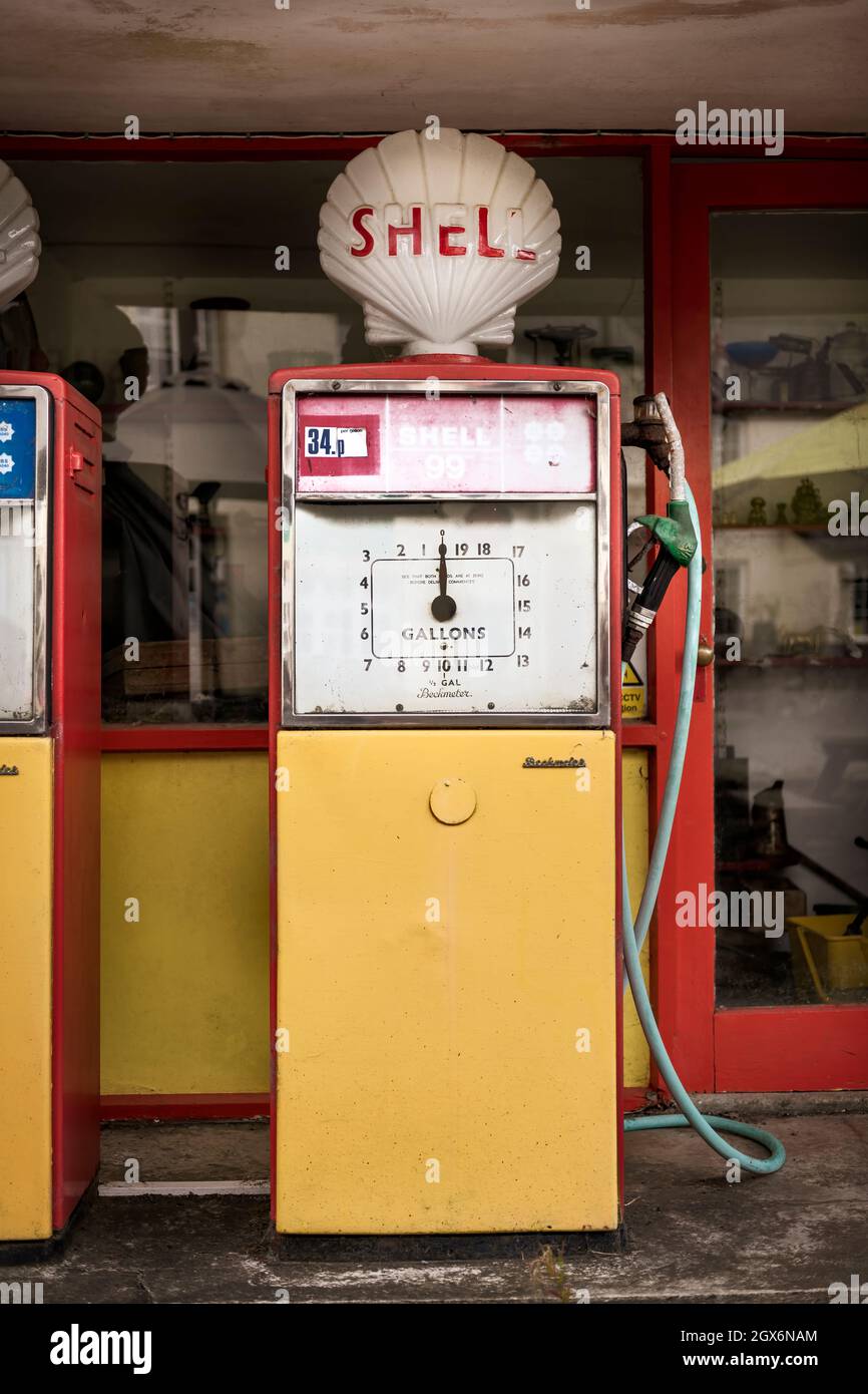 Una pompa benzina Beckmeter Shell d'epoca, ancora da 34p per gallone. Foto Stock