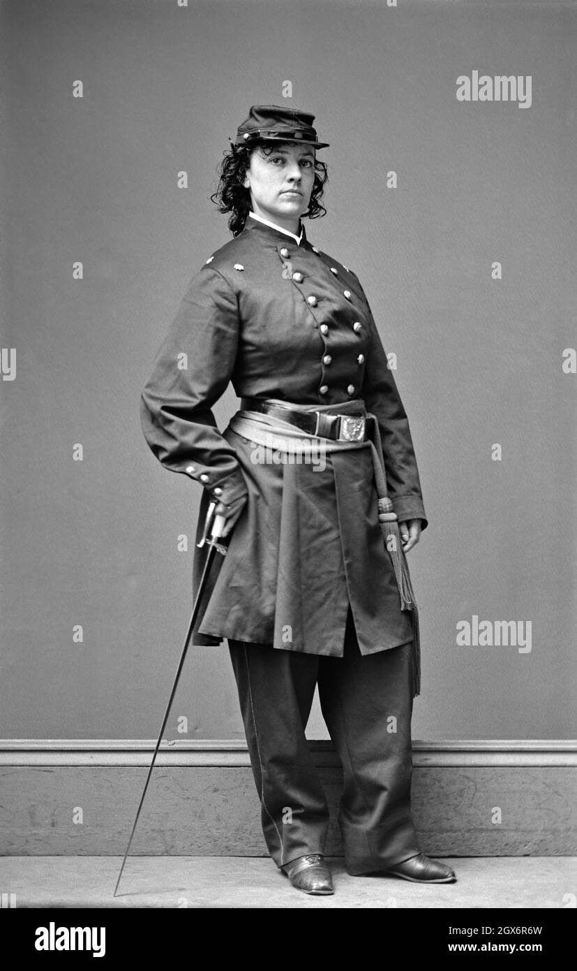 Pauline Cushman (1833-1893), American attrice and Spy for Union Army durante la guerra civile americana, Ritratto completo indossando uniforme militare, Mathew Brady Studio, 1864 Foto Stock