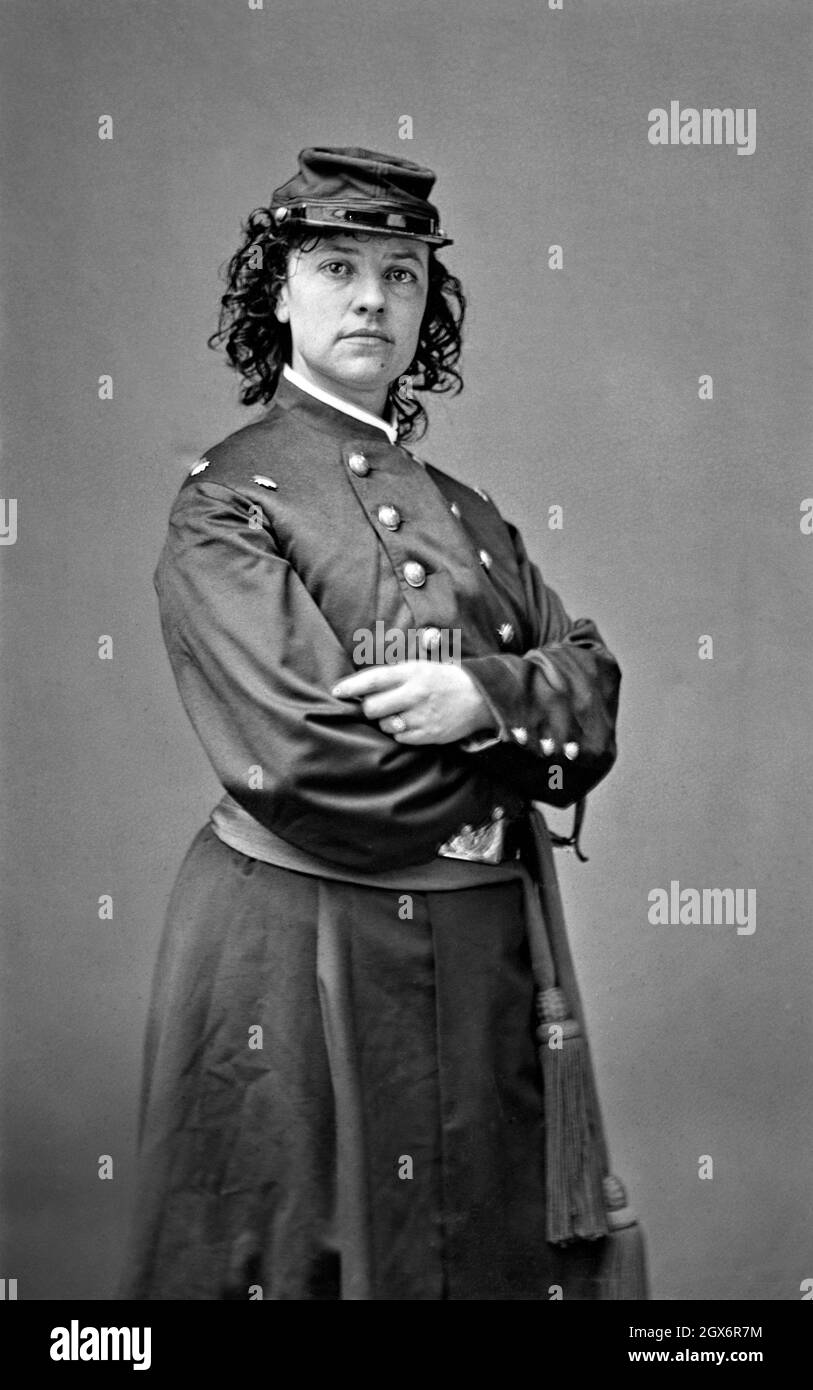 Pauline Cushman (1833-1893), American attrice and Spy for Union Army durante la guerra civile americana, ritratto di tre quarti di lunghezza indossando uniforme militare, Mathew Brady Studio, 1864 Foto Stock