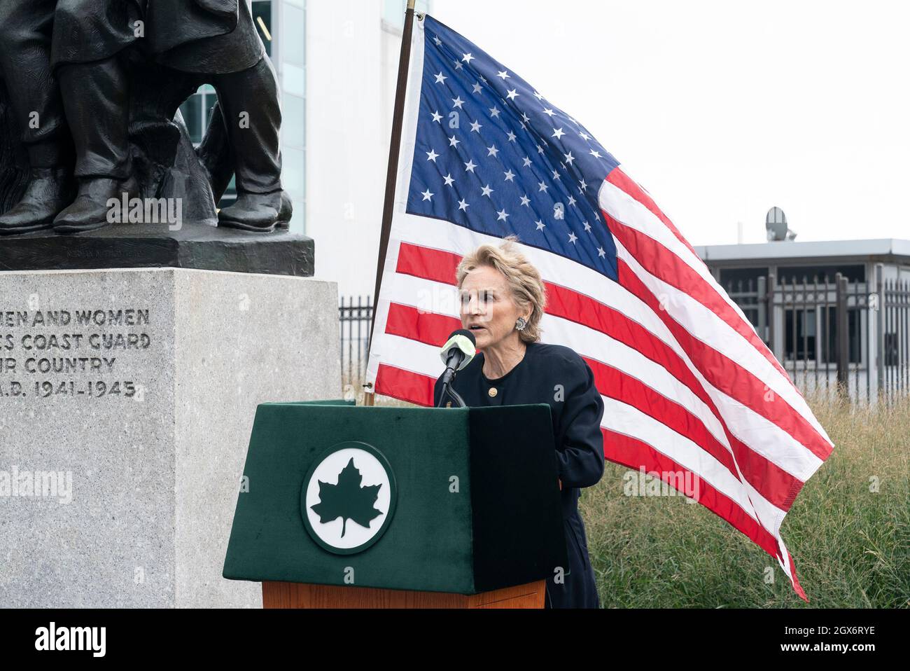 New York, Stati Uniti. 4 ottobre 2021. Il presidente del Conservatorio di batteria Warrie Price parla durante la cerimonia per la ridedicazione del monumento per i membri delle Guardie della Costa caduti durante la seconda Guerra Mondiale a Battery Park a New York il 4 ottobre 2021. Come parte dei miglioramenti al monumento Battery Park è stato installato in una piazza recentemente creata con erbe autoctone e situato vicino al centro di reclutamento USCG. Alla cerimonia hanno partecipato sia i membri attuali ed ex membri dell'USCG che i funzionari eletti. (Foto di Lev Radin/Sipa USA) Credit: Sipa USA/Alamy Live News Foto Stock