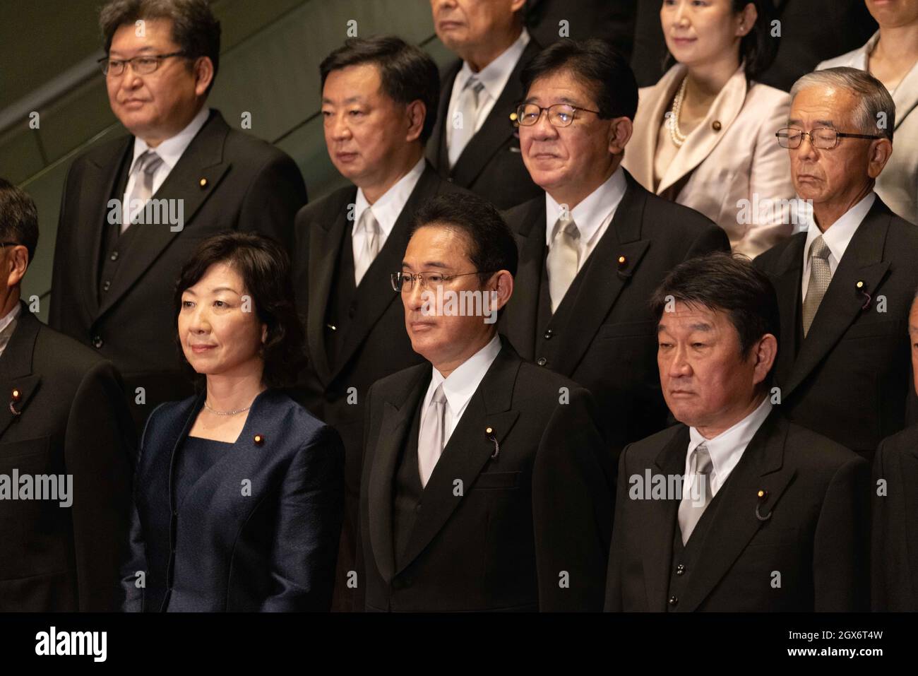 Tokyo, Giappone. 4 ottobre 2021. Il primo ministro giapponese recentemente nominato, Kishida Fumio, si pone con il suo gabinetto dopo la prima riunione del gabinetto presso l'ufficio del primo ministro. Tokyo 4 ottobre 2021. Credit: SOPA Images Limited/Alamy Live News Foto Stock