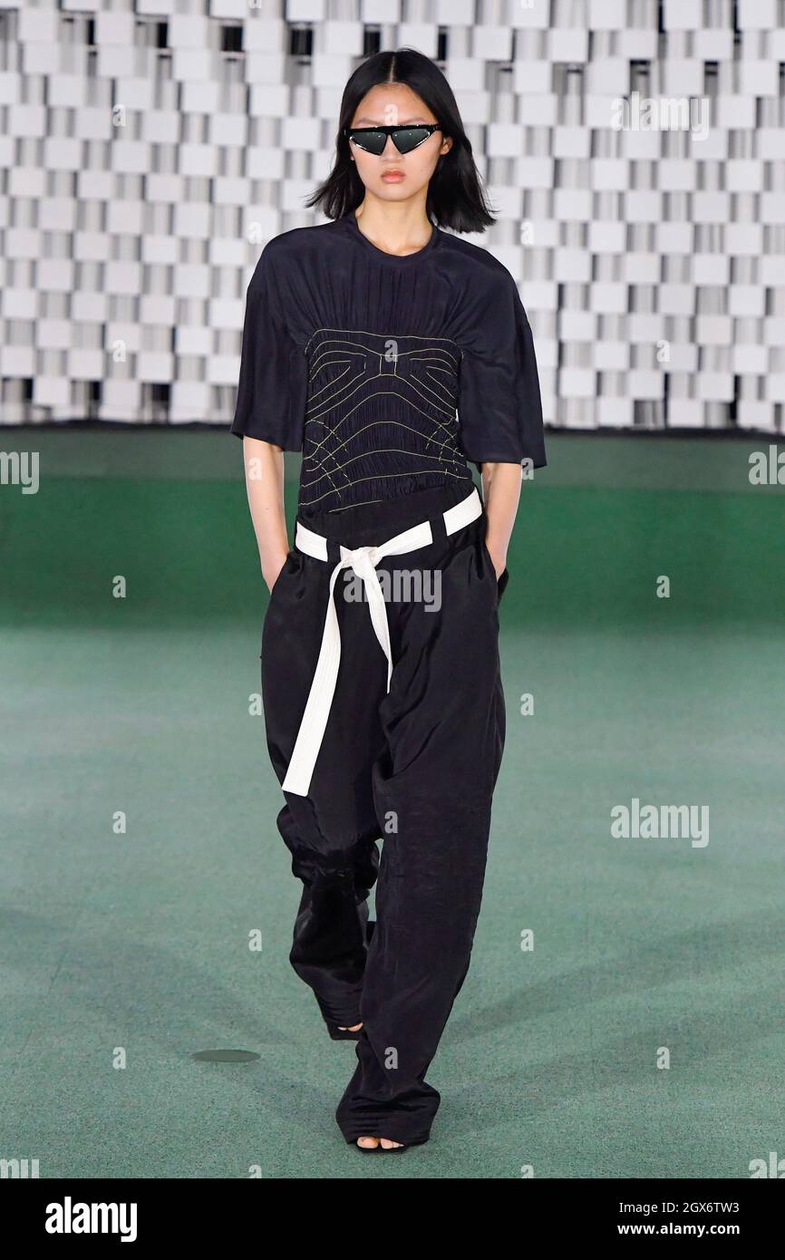 Modello sulla pista alla sfilata di moda Stella McCartney durante la  sfilata di moda Primavera/Estate 2022 alla Paris Fashion Week di Parigi,  Francia, il 4 ottobre 2021. (Foto di Jonas Gustavsson/Sipa USA