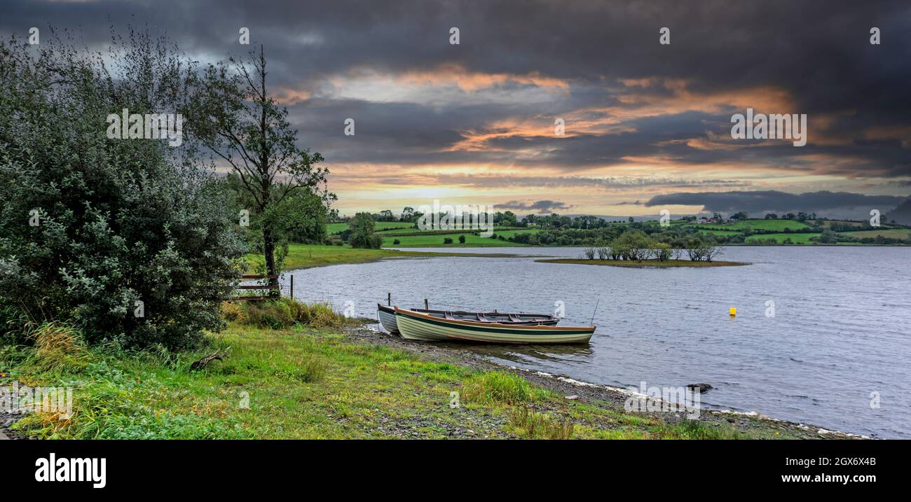 Lough Gowna nella contea di Longford, Irlanda. Due piccole barche legate sul Lough Gowna, un lago d'acqua dolce che è il lago più alto sul fiume Erne. Foto Stock