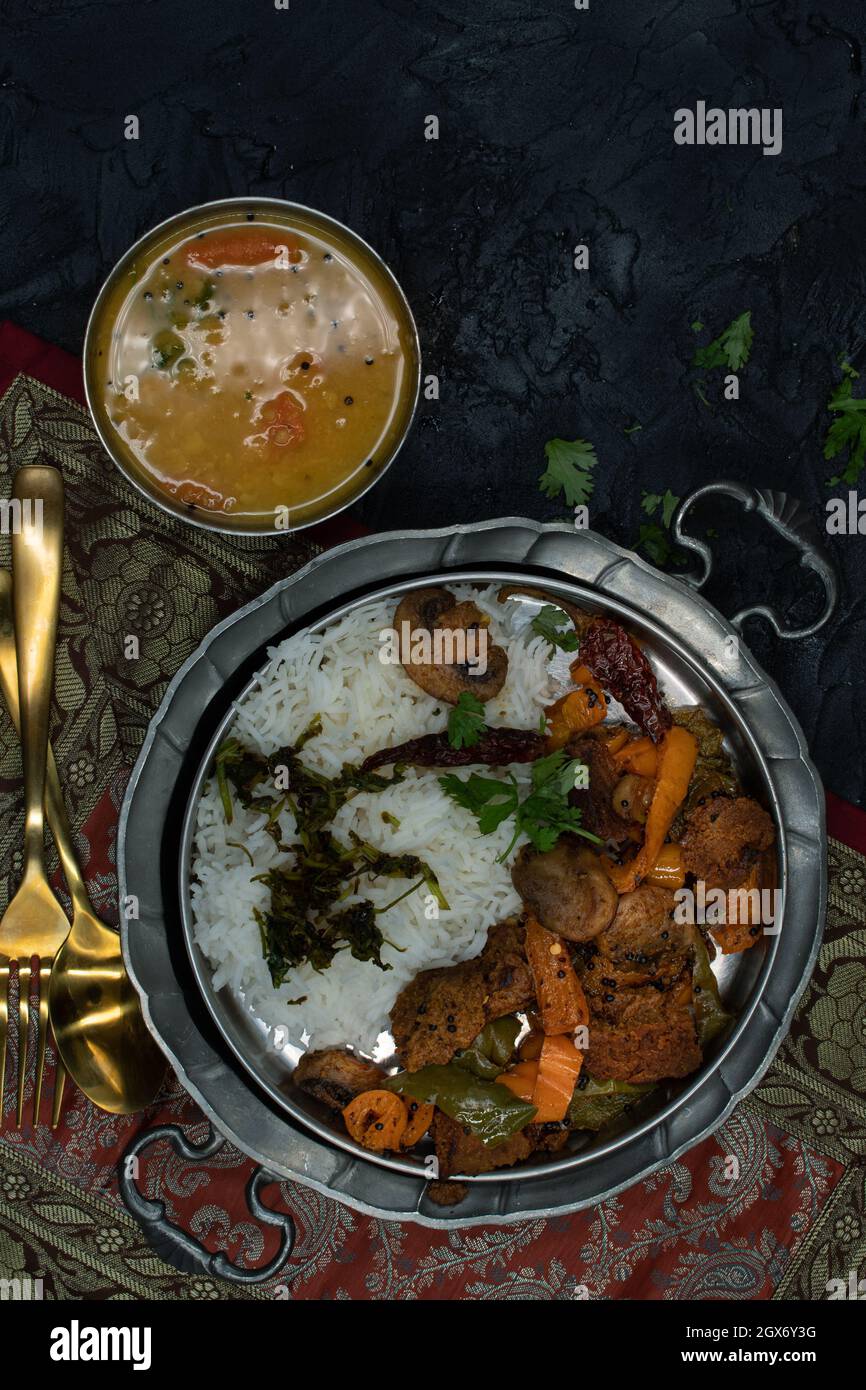Curry di seitan con funghi, peperoni, riso, stufato di lenticchie, spazio copia Foto Stock