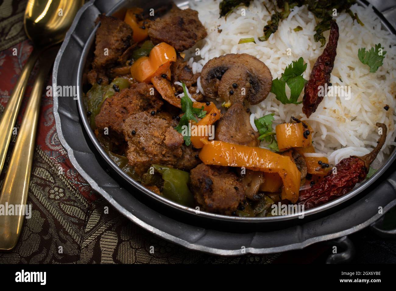 Curry di seitan con funghi, peperoni, riso, stufato di lenticchie, spazio copia Foto Stock