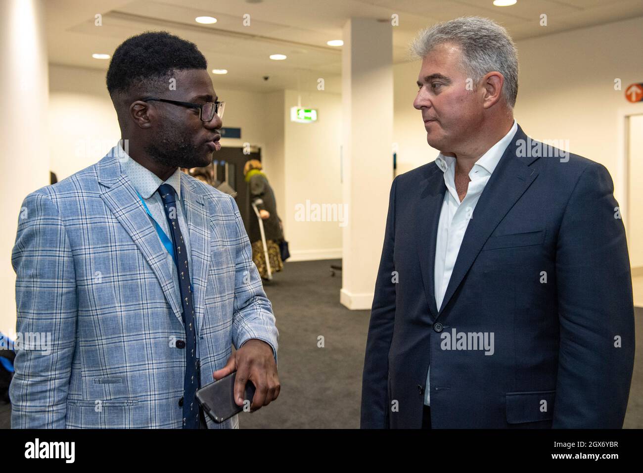 Manchester, Inghilterra, Regno Unito. 4 ottobre 2021. NELLA FOTO: Giovani conservatori (a sinistra), Lukhani Rogol, con (a destra), Rt Hon Brandon Lewis MP Segretario di Stato per l'Irlanda del Nord (ex Ministro della sicurezza e Vice per l'uscita dell'UE e non preparazione di accordi dal 24 luglio 2019 al 13 febbraio 2020) Scene durante la sera dopo i principali discorsi alla Conferenza del partito conservatore #CPC21. Credit: Colin Fisher/Alamy Live News Foto Stock
