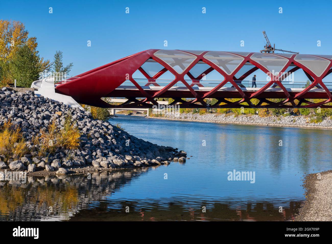 Calgary, Alberta, Canada - 27 settembre 2021: Una vista del Ponte della Pace (progettato da Santiago Calatrava) nella stagione autunnale Foto Stock