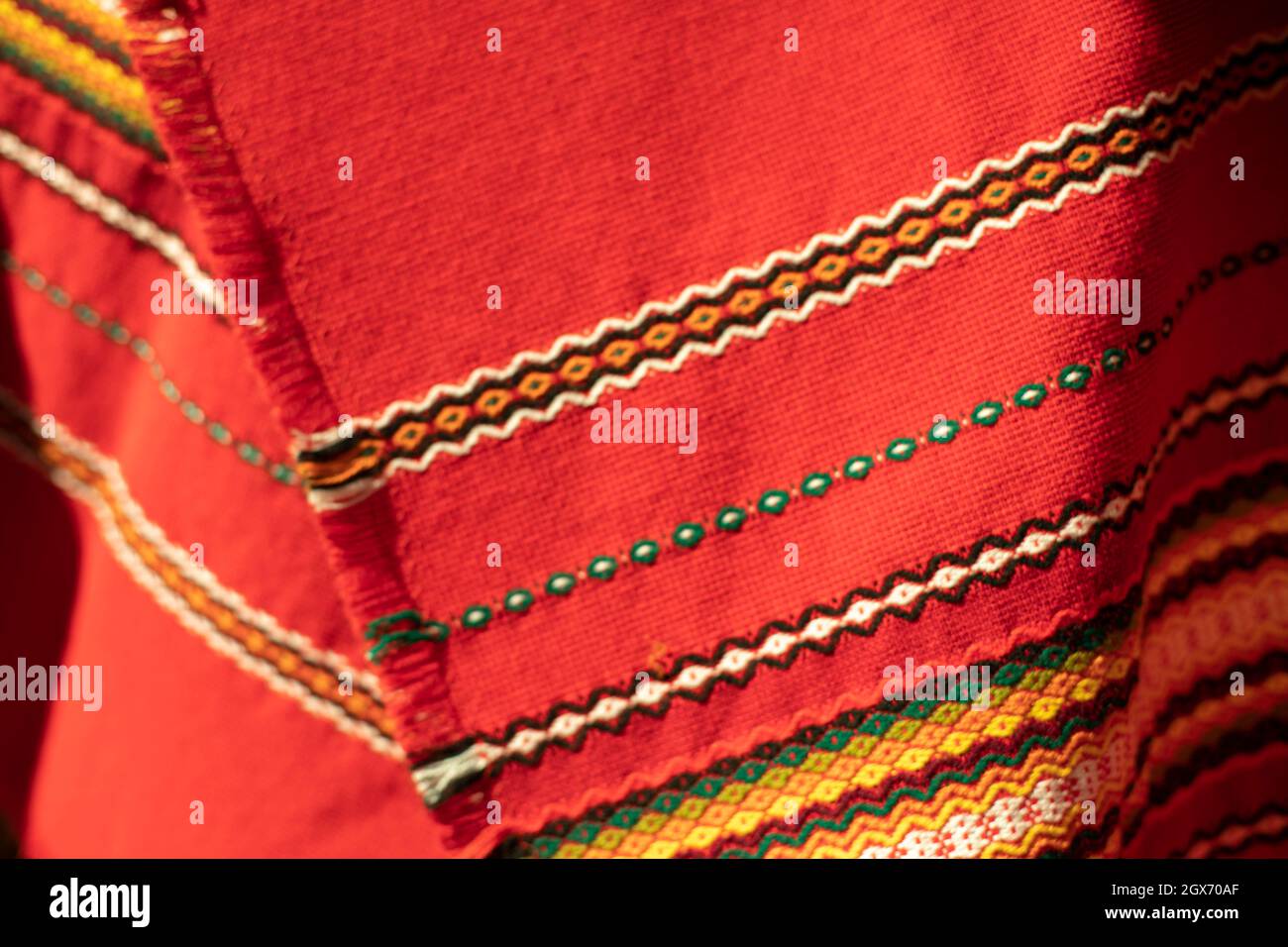 Tovaglia rossa in Russia. Modello folk sul tessuto. Materiale tessuto nei popoli slavi. Modelli nazionali da tessitura rustica. Foto Stock