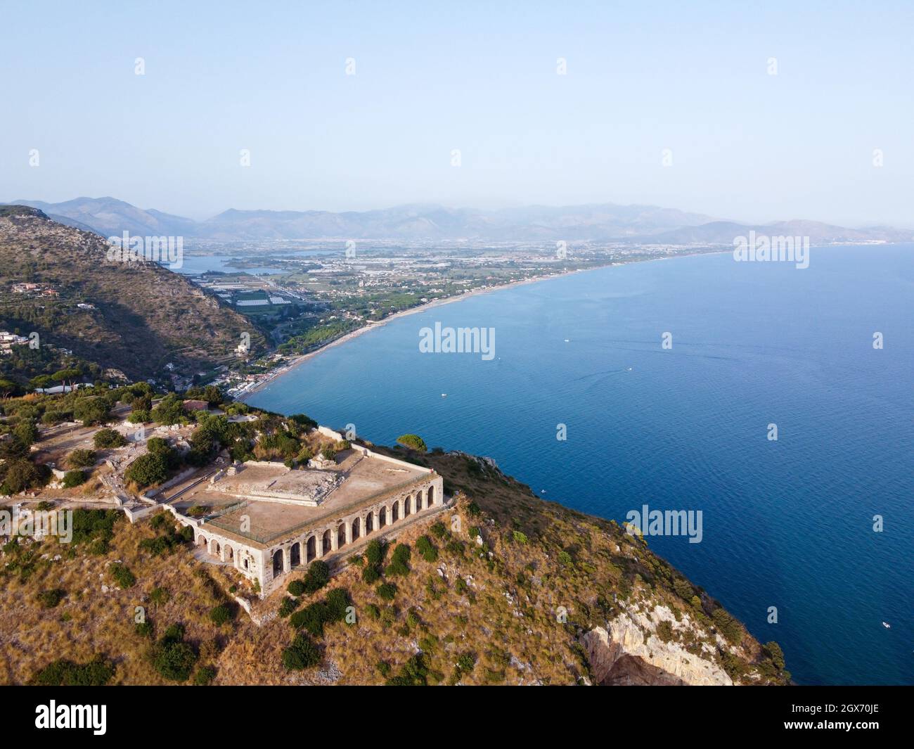 Vista aerea su Terracina, montagne e baia del Mar Tirreno, antica città italiana in provincia di Latina al tramonto Foto Stock
