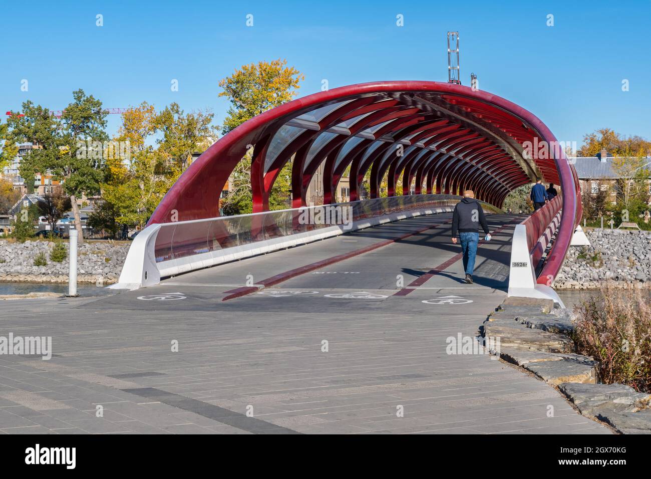 Calgary, Alberta, Canada - 27 settembre 2021: Una vista del Ponte della Pace (progettato da Santiago Calatrava) nella stagione autunnale Foto Stock