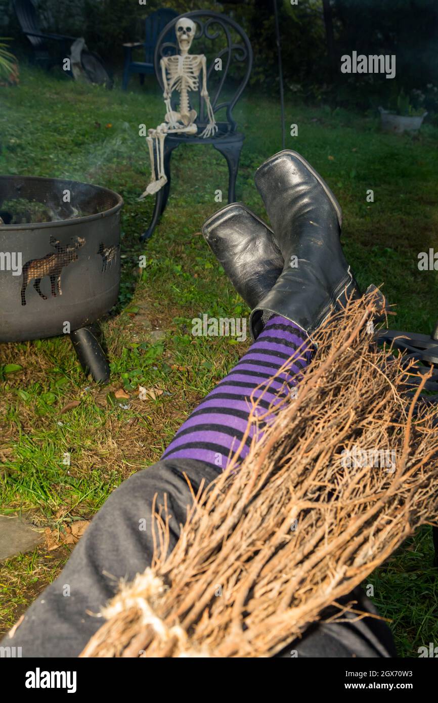 Halloween Witch rilassarsi vicino al fuoco Foto Stock